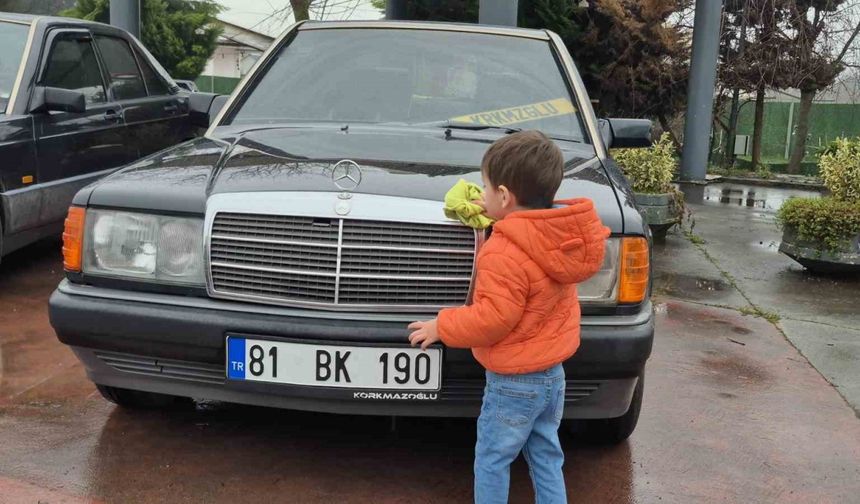 Klasik Otomobil Tutkunları Sağanağa Rağmen Bir Araya Geldi