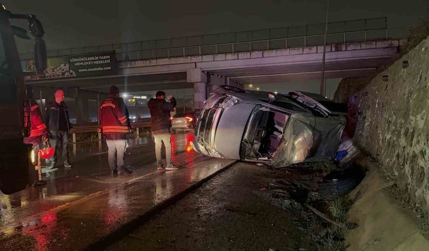 Kocaeli’de Otomobil ile Çarpışan Hafif Ticari Araç Yan Yattı, 5 Yaralı