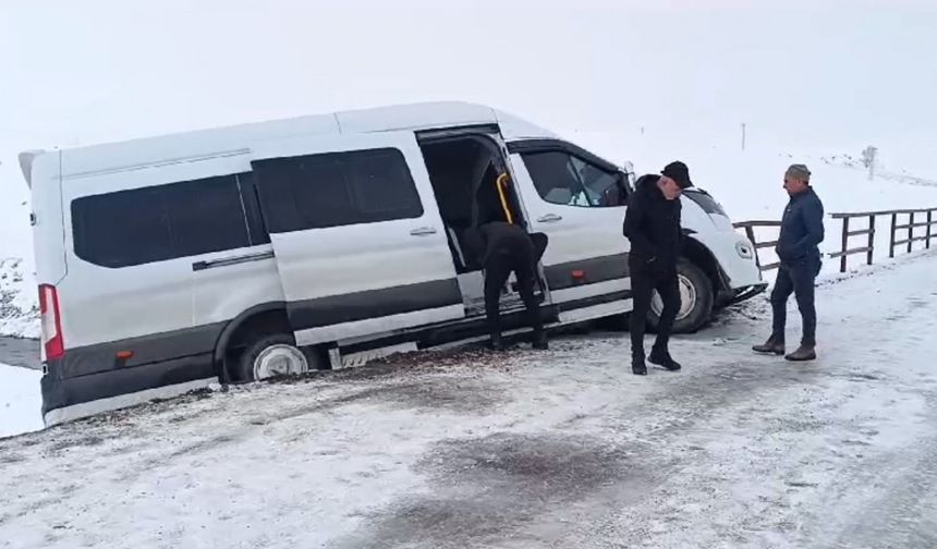 Öğretmen Servisi Kontrolden Çıktı, 8 Kişi Yaralandı