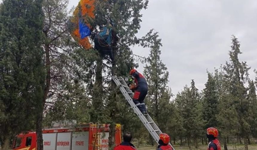 Paraşütçü Ağaçta Takıldı, İtfaiye Ekipleri Kurtardı