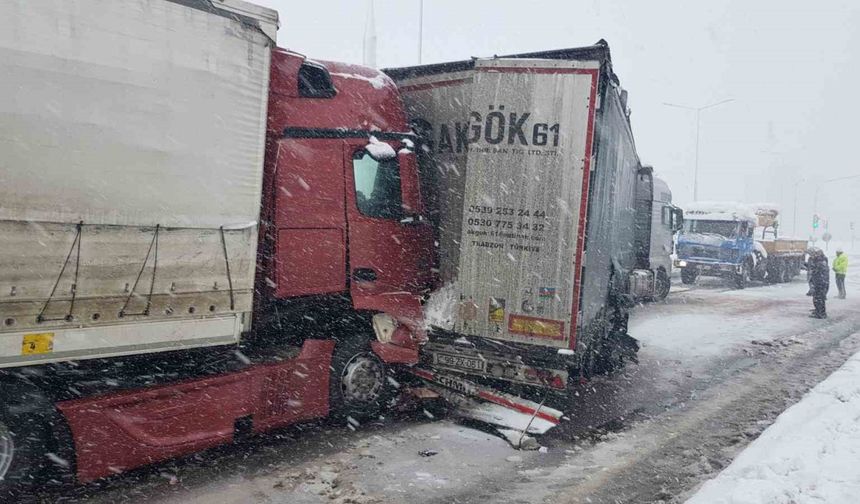 Samsun’da Zincirleme Trafik Kazası: 4 Tır ve 1 Minibüs Karıştı