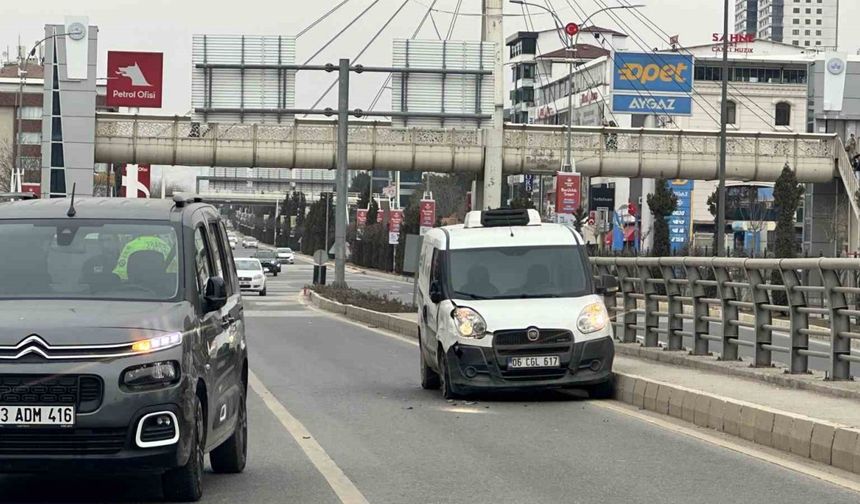 Ticari Araçlar Çarpıştı, Maddi Hasar Oluştu