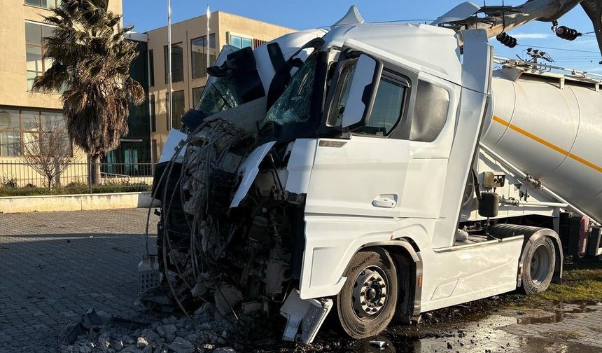 Tırın Kabini İkiye Ayrıldı, Sürücü Kurtarıldı