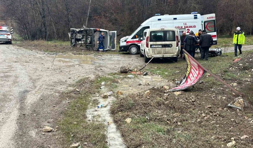 Yağışlı Havada Kontrolden Çıkan Minibüs Devrildi: 2 Yaralı