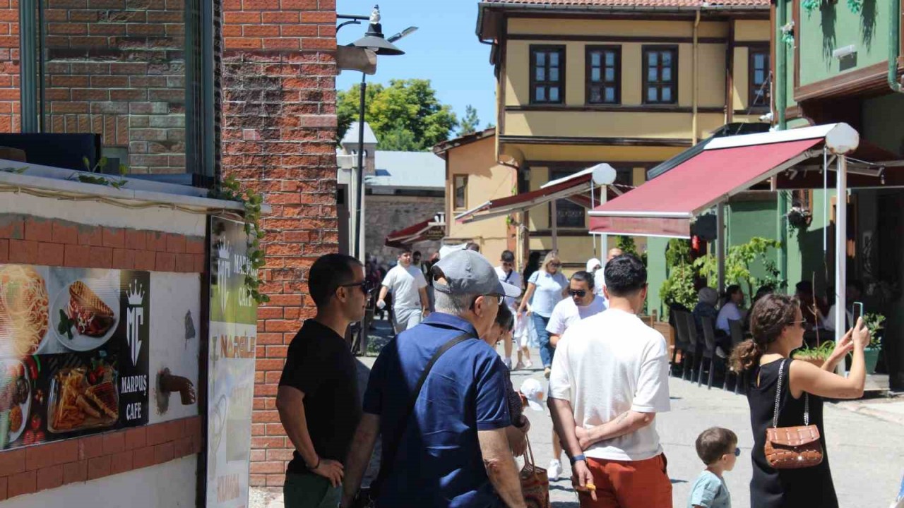 Tarihi Bölge Yerli Ve Yabancı Turistlerin Odağı Olmaya Devam Ediyor ...