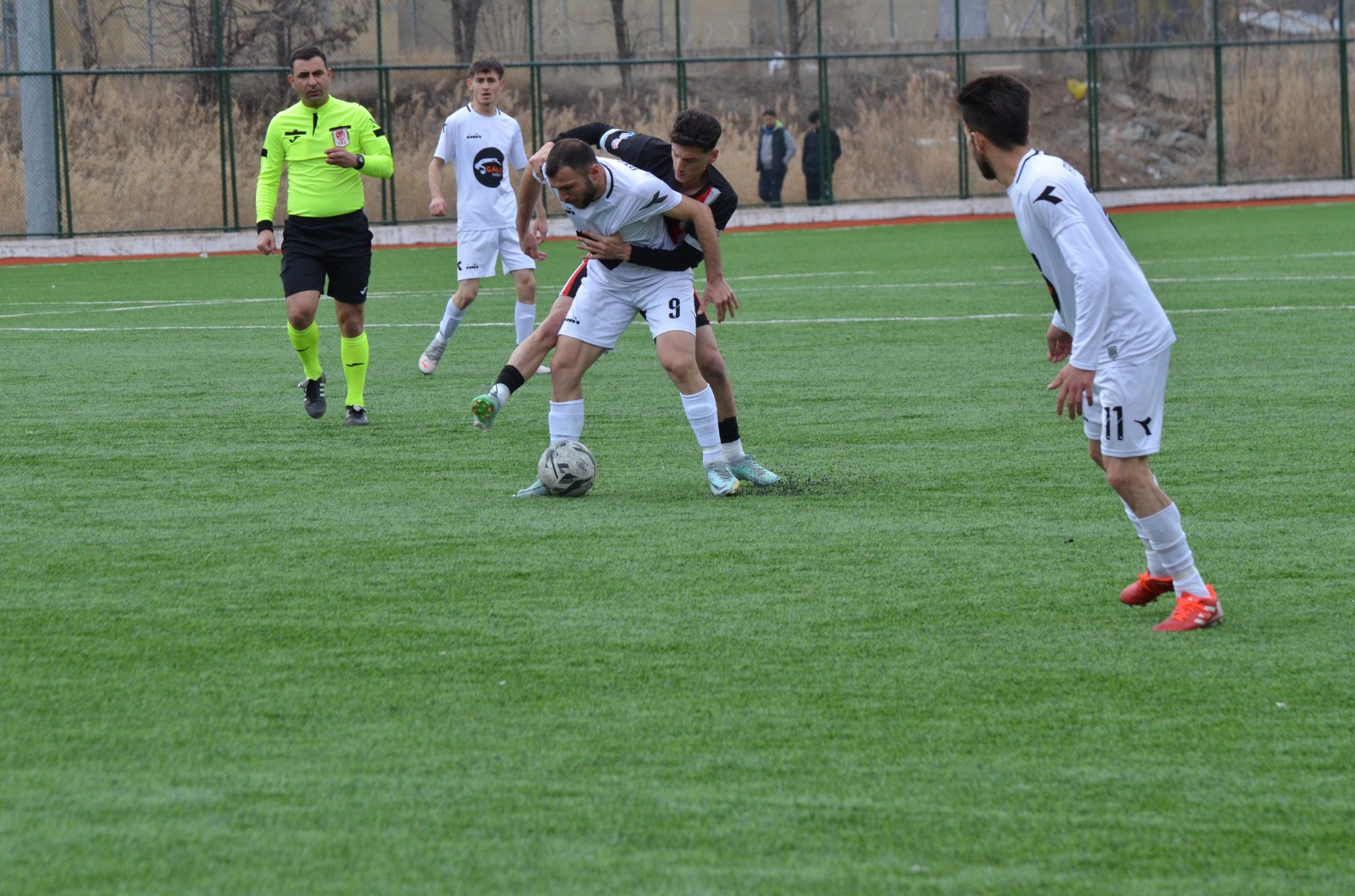 Futbol Maçında Kartlar Yağmur Gibi Yağdı! 2