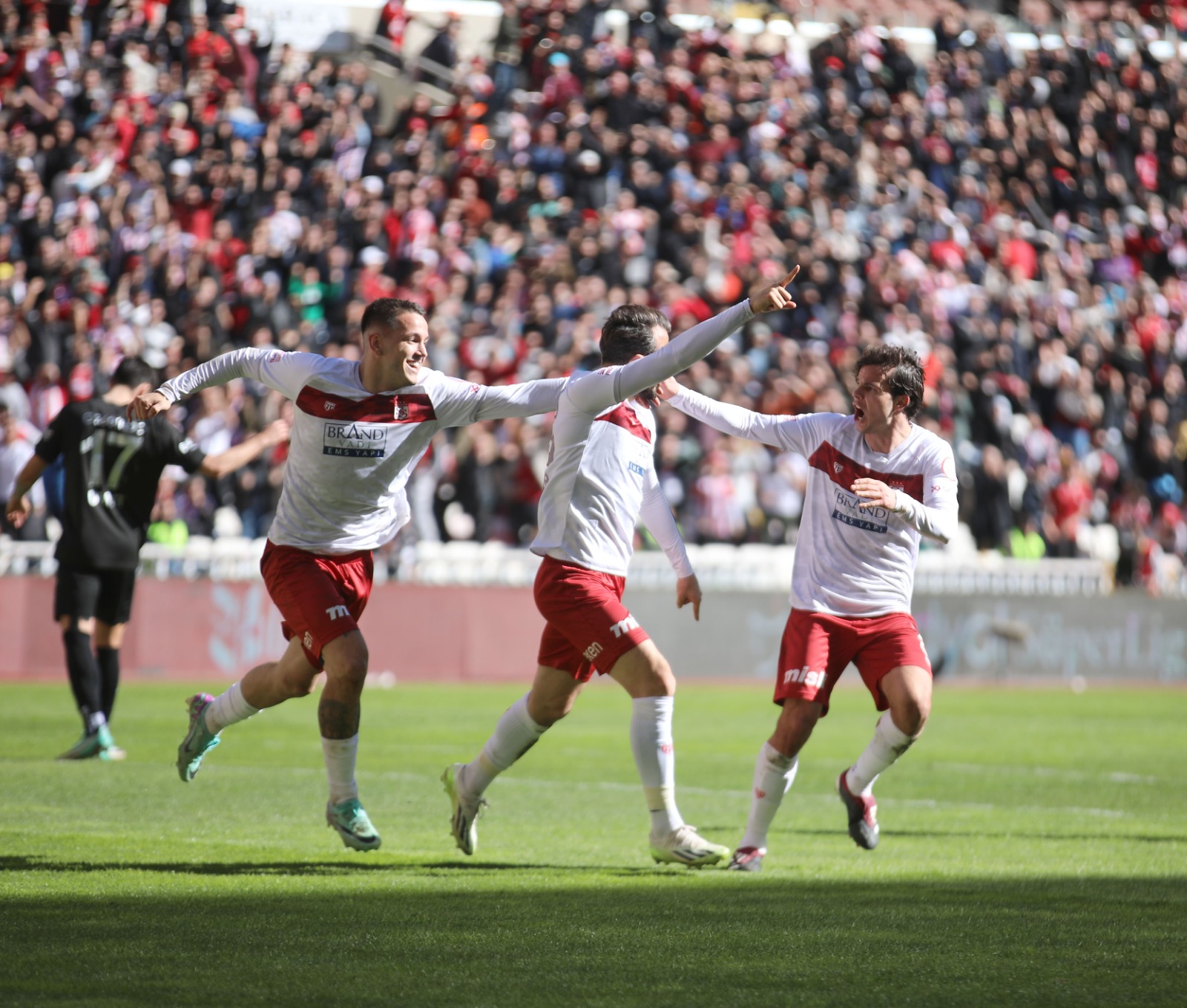 Si̇vasspor’da Hücumcu Si̇stem Kazandi