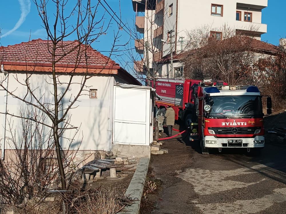 Ankara'nın Mamak Ilçesinde Bulunan Bir Gecekonduda Çıkan Yangın, Itfaiye Ekiplerinin Hızlı Müdahalesiyle Kontrol Altına Alındı.