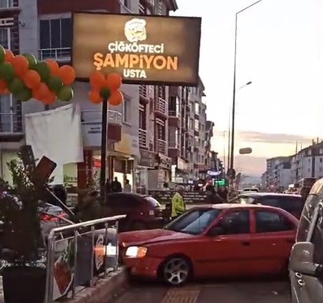 Ankara'nın Sincan Ilçesinde Meydana Gelen Korkunç Bir Trafik Kazasında, Iki Otomobilin Çarpışması Sonucu Biri Çiğköfte Dükkanının Korkuluklarına Daldı. Olay, Dün Akşam Saatlerinde Yenikent Semtinde Yaşandı.