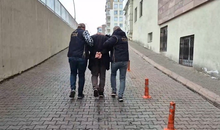 Kayseri’de, Hakkında 'Fetöpdy Silahlı Terör Örgütüne Üye Olmak' Suçundan 7 Yıl 6 Ay Kesinleşmiş Hapis Cezası Bulunan Ihraç Hakim, Kayseri İl Emniyet Müdürlüğü Tarafından Yakalandı.